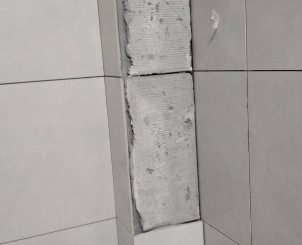 藁城瓷砖空鼓维修公司分享下瓷砖施工前基层浇水润湿程度不足，可能导致以下问题